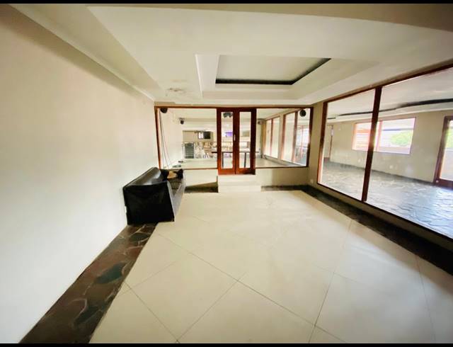 243M² BUSINESS FOR SALE IN KANYAMAZANE